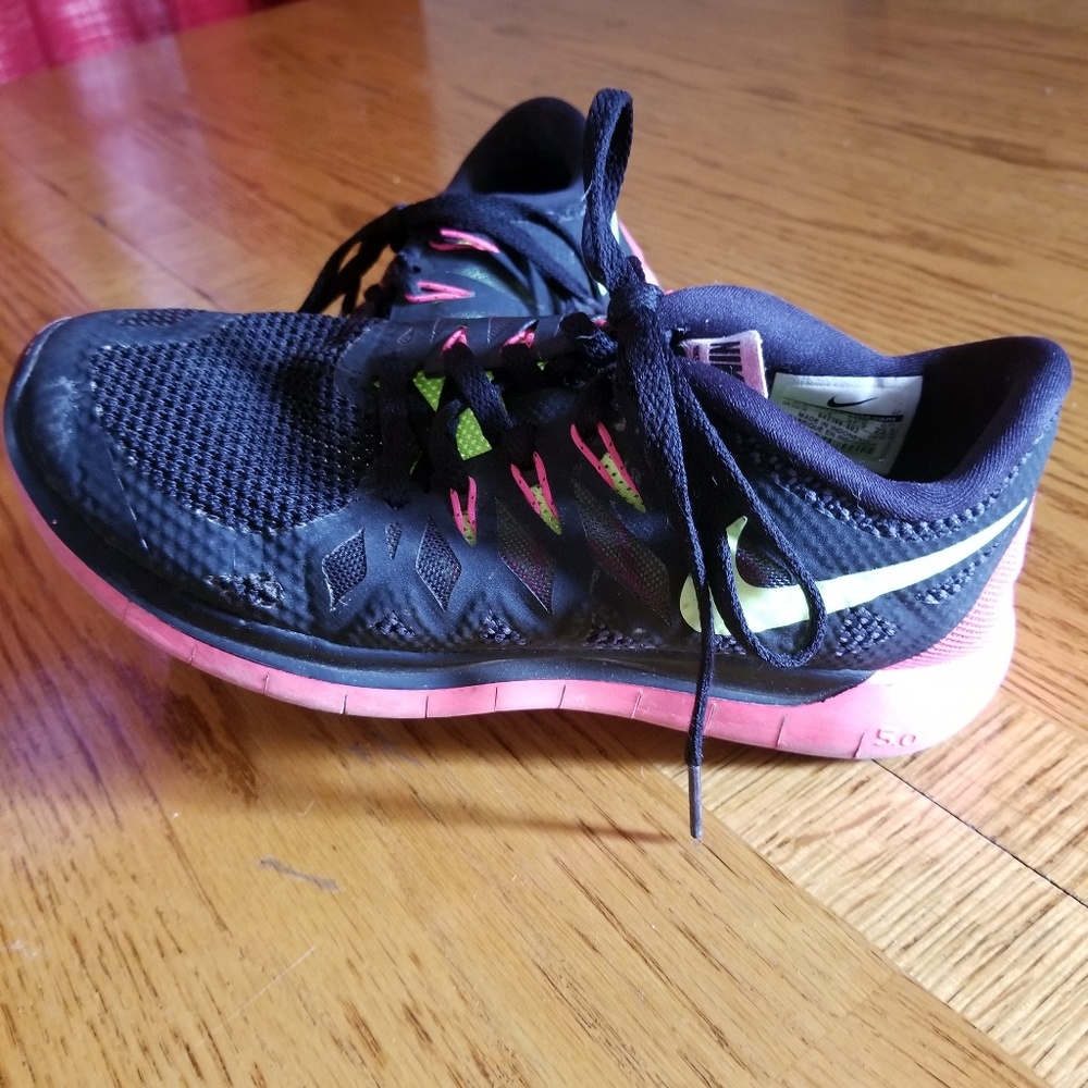 Womens size 6.5 nike tennis shoes